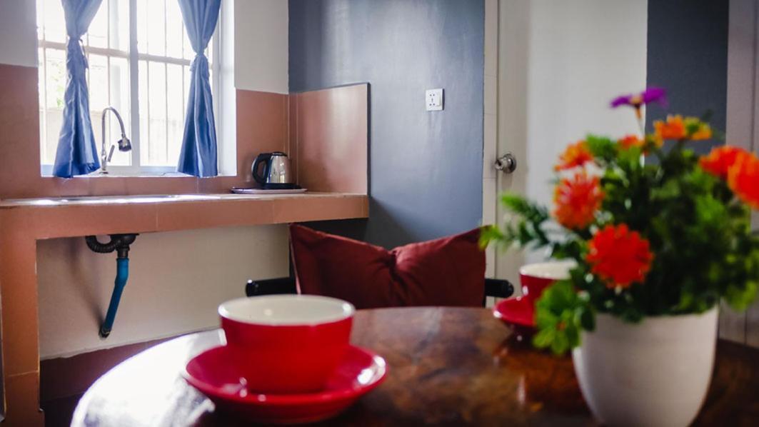 Lea'S Guesthouse And Restaurant カンポット エクステリア 写真