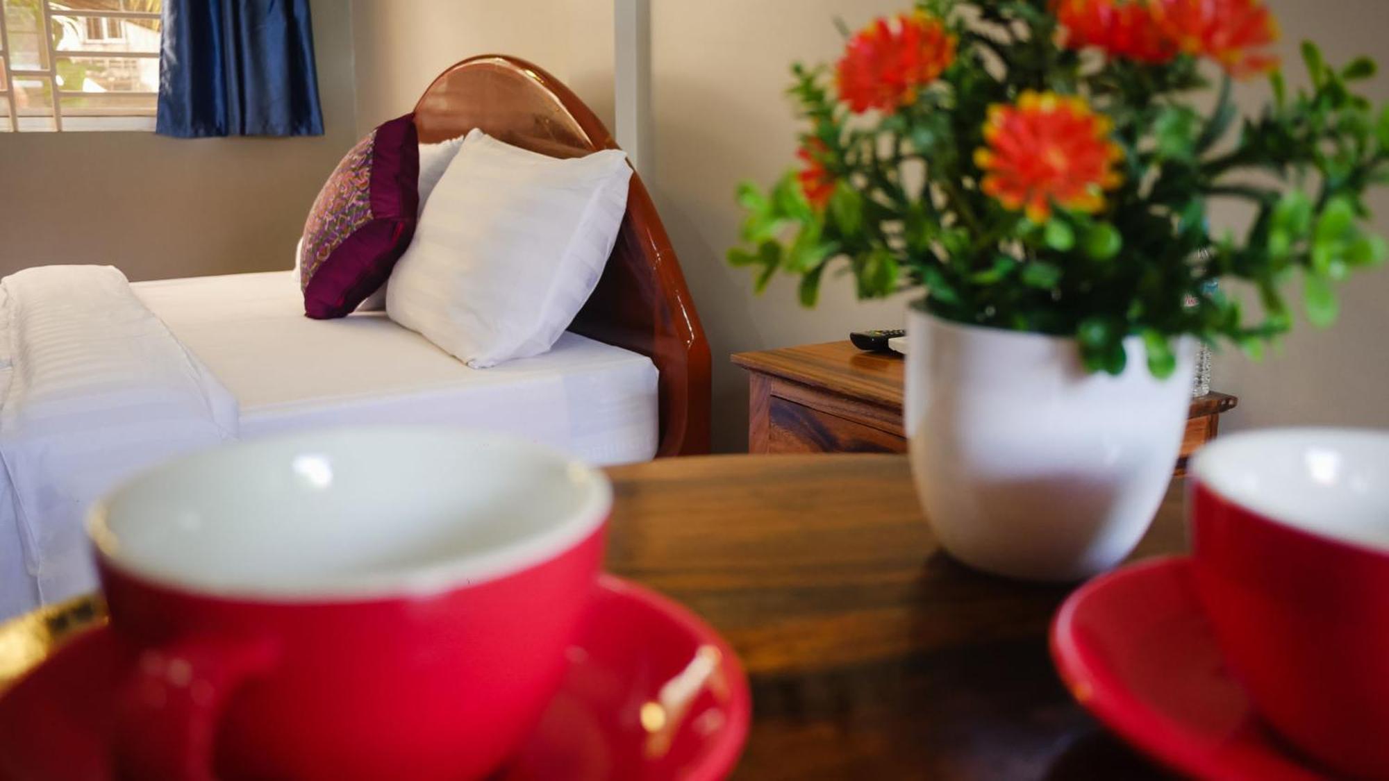 Lea'S Guesthouse And Restaurant カンポット エクステリア 写真